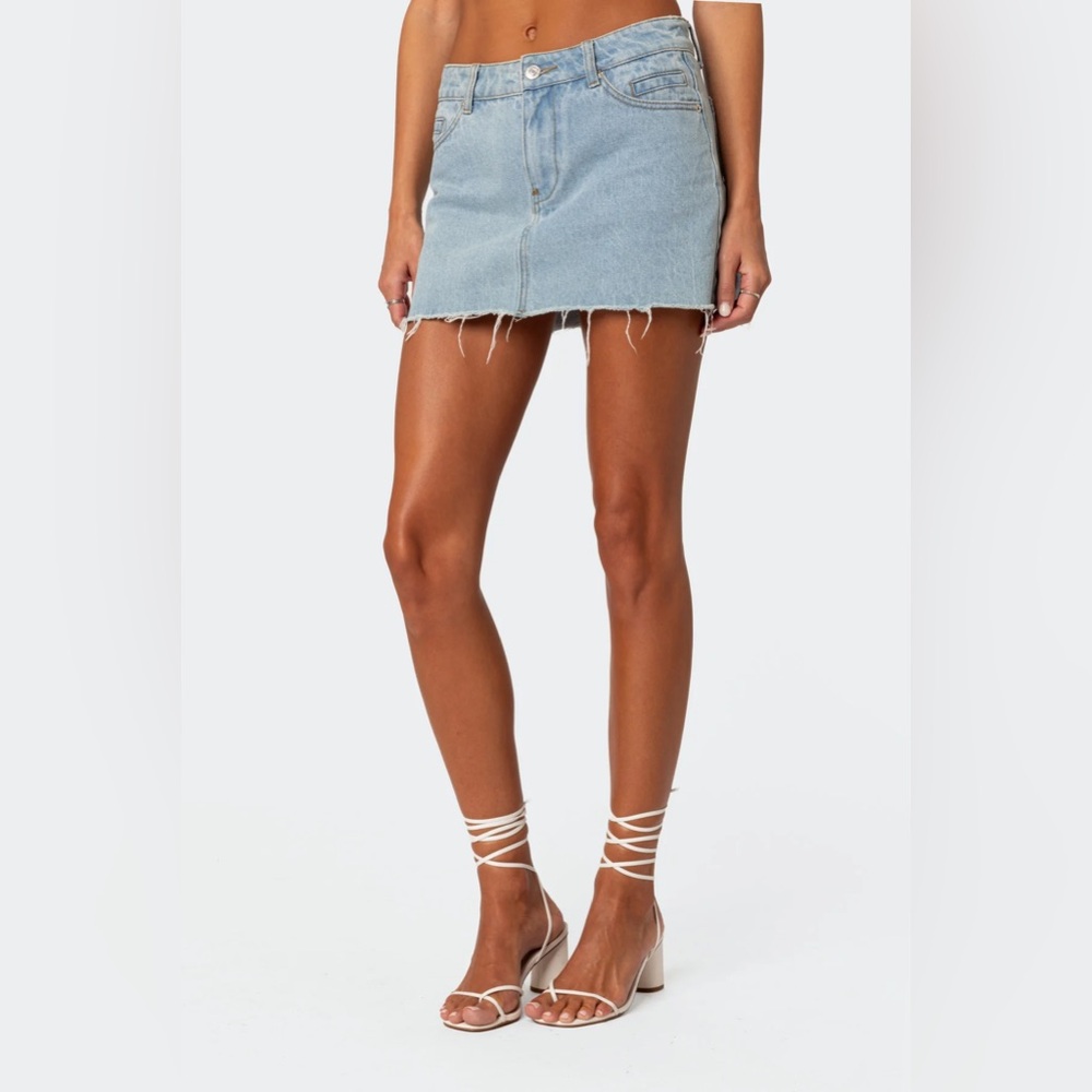 Edikted Jessie Denim Mini Skirt Women’s Medium Light Wash Raw Hem Y2K